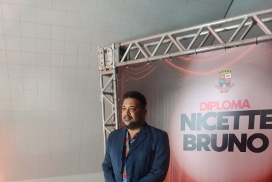 Leo Zulluh recebe Diploma Nicette Bruno