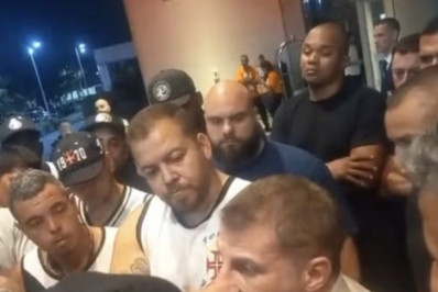 Organizada do Vasco exige afastamento de jogadores e cobra Pedrinho em hotel; veja