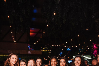 Preta Gil, Carolina Dieckmann e mais famosos vão à festa de Benedita Casé 