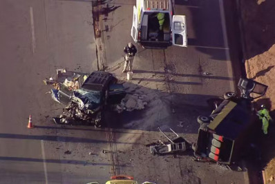 Acidente entre carro e van deixa pelo menos dois mortos em MG