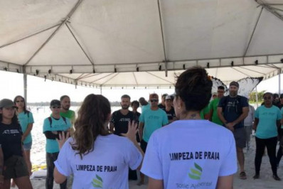 Mutirão de limpeza mobiliza voluntários em Arraial do Cabo