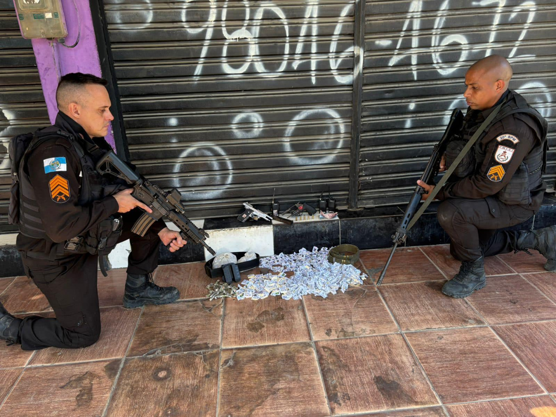 A operação dos policiais do 39º BPM (Belford Roxo) contou com apoio de policiais militares do 20º BPM (Mesquita) - Divulgação / Pmerj