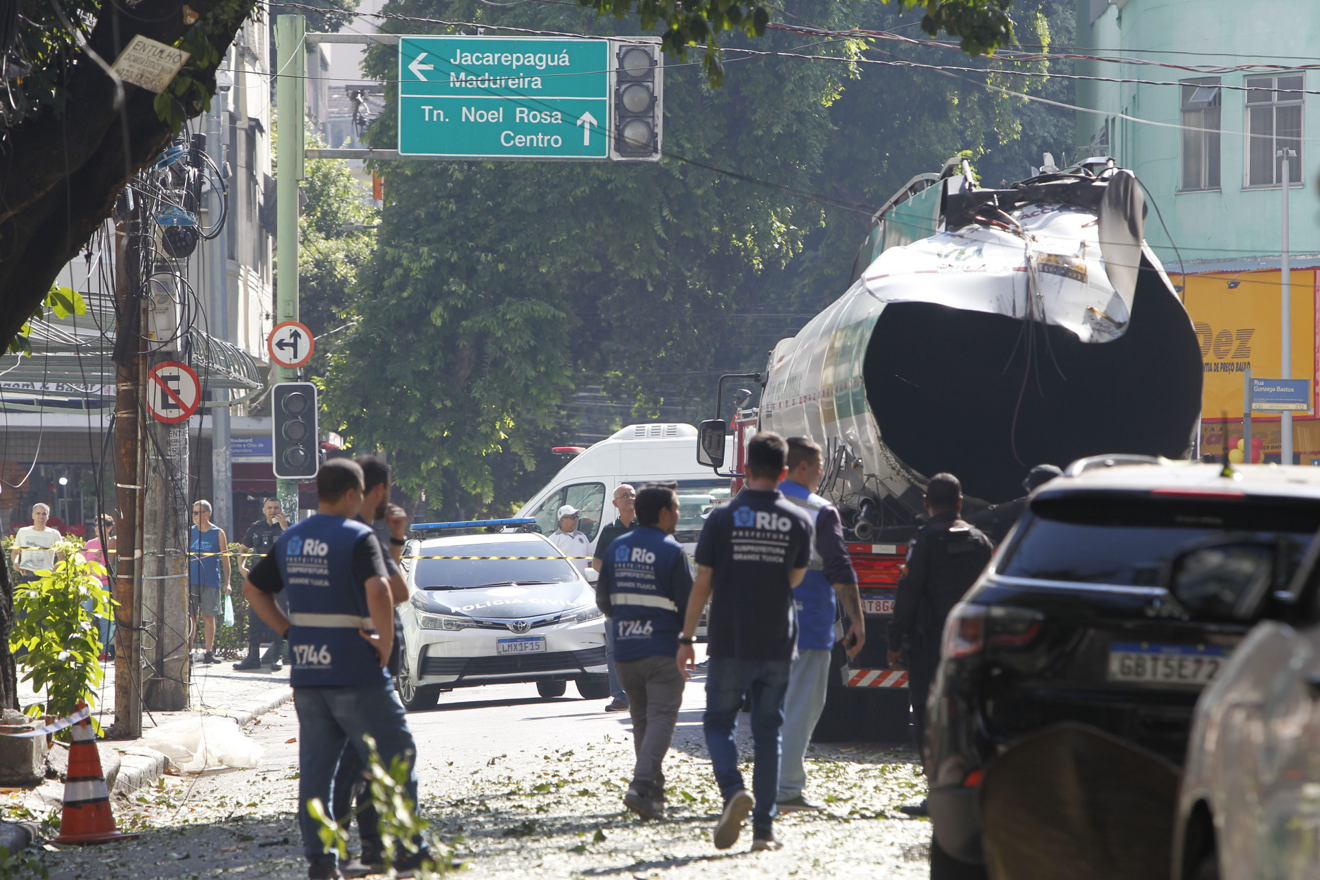 Caminh&atilde;o de combust&iacute;vel explodiu na Rua Gonzaga Bastos, em Vila Isabel e causou danos a moradores - Reginaldo Pimenta/Ag&ecirc;ncia O Dia
