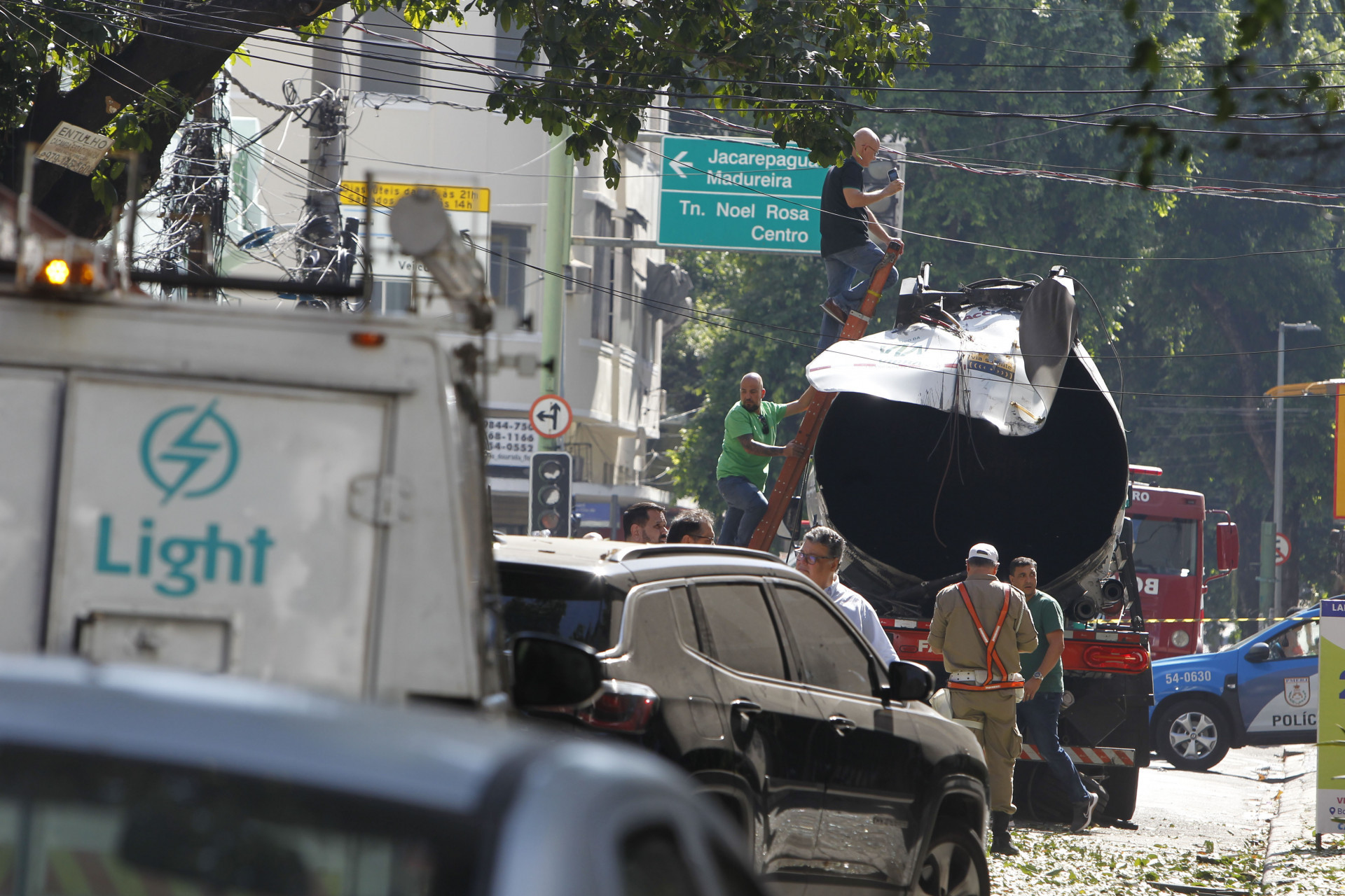 Caminh&atilde;o de combust&iacute;vel explodiu na Rua Gonzaga Bastos, em Vila Isabel e causou danos a moradores - Reginaldo Pimenta/Ag&ecirc;ncia O Dia