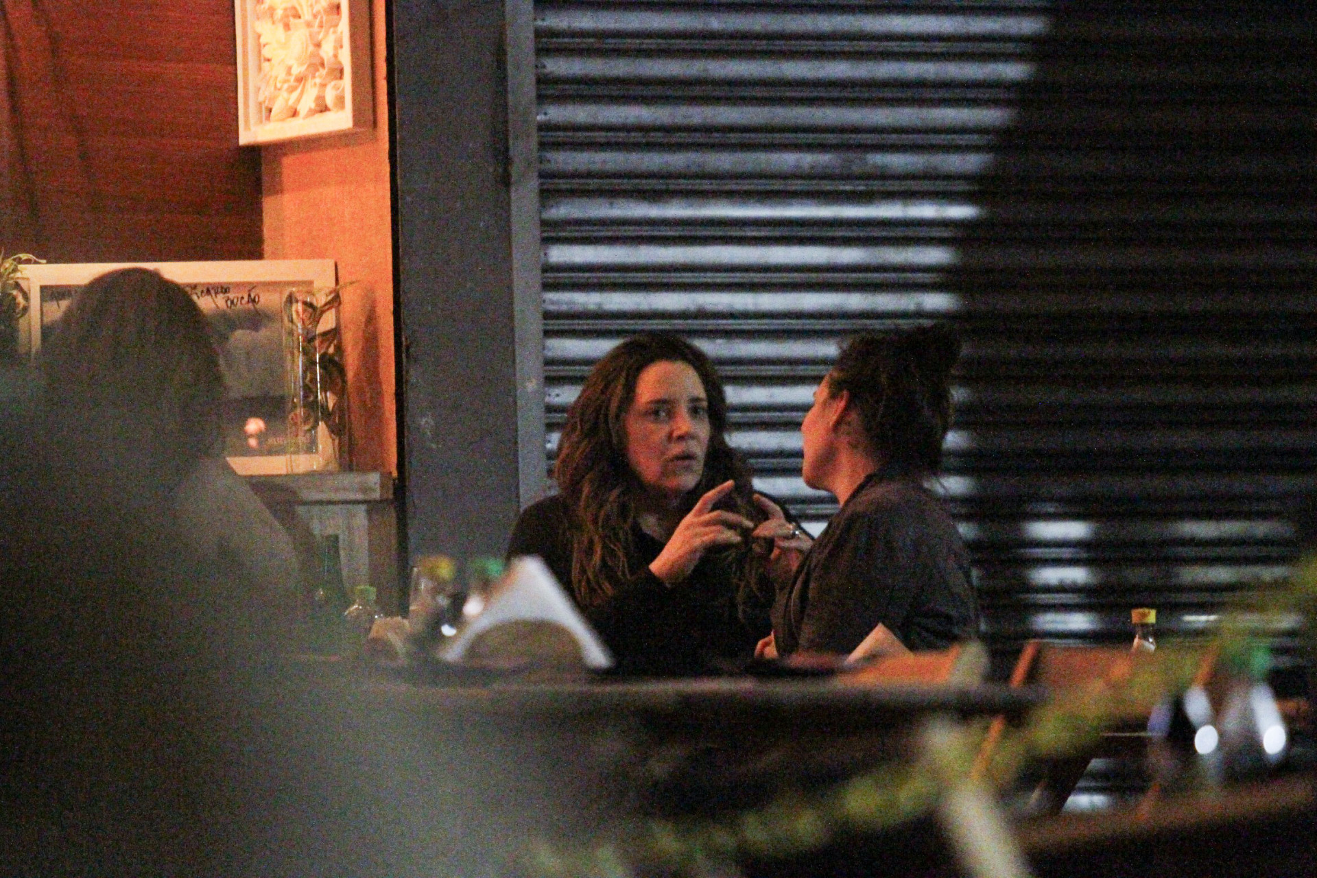 Cantora Ana Carolina curte noite carioca com a namorada Ramona Bakker - R. A / AGNEWS