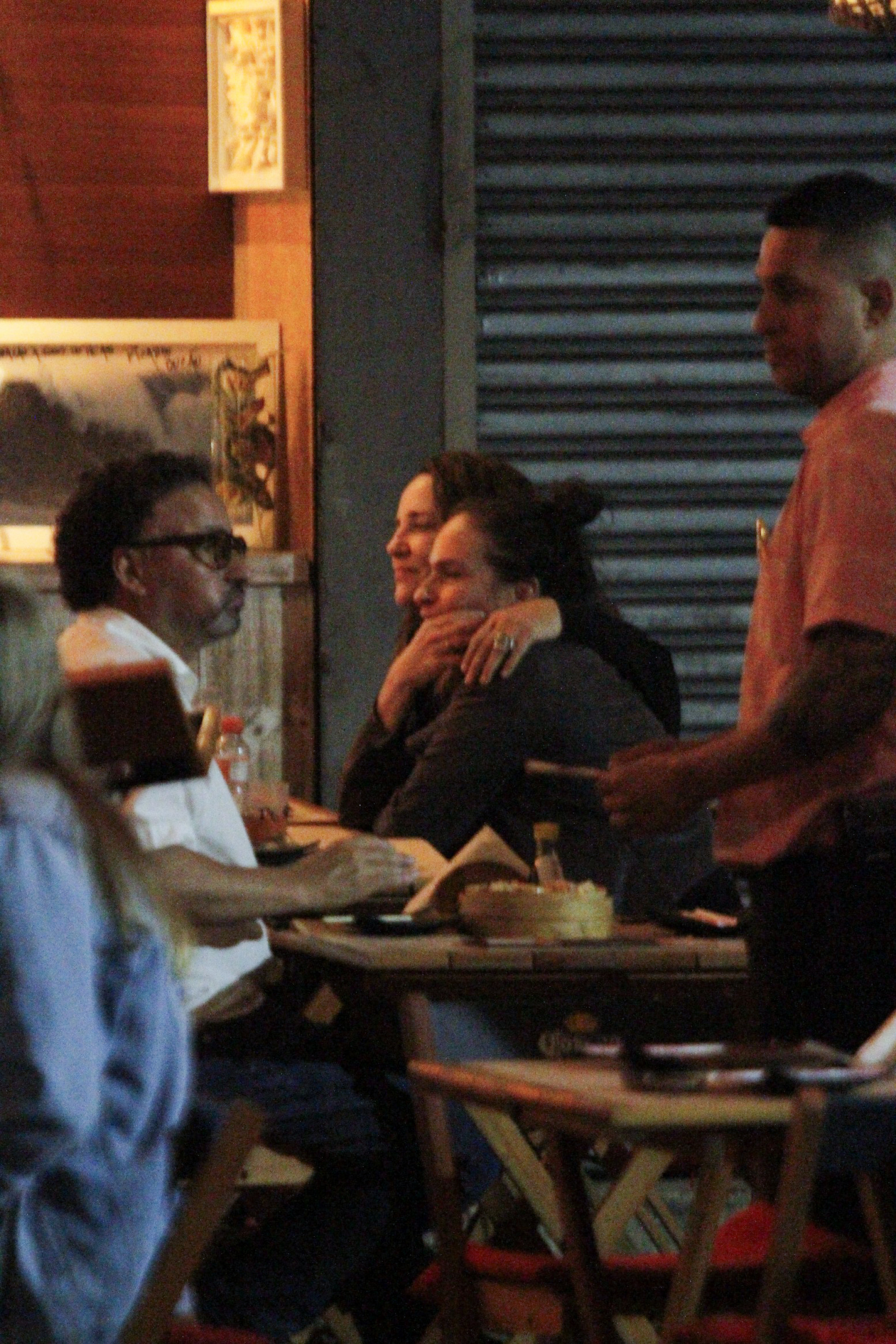 Cantora Ana Carolina curte noite carioca com a namorada Ramona Bakker - R. A / AGNEWS