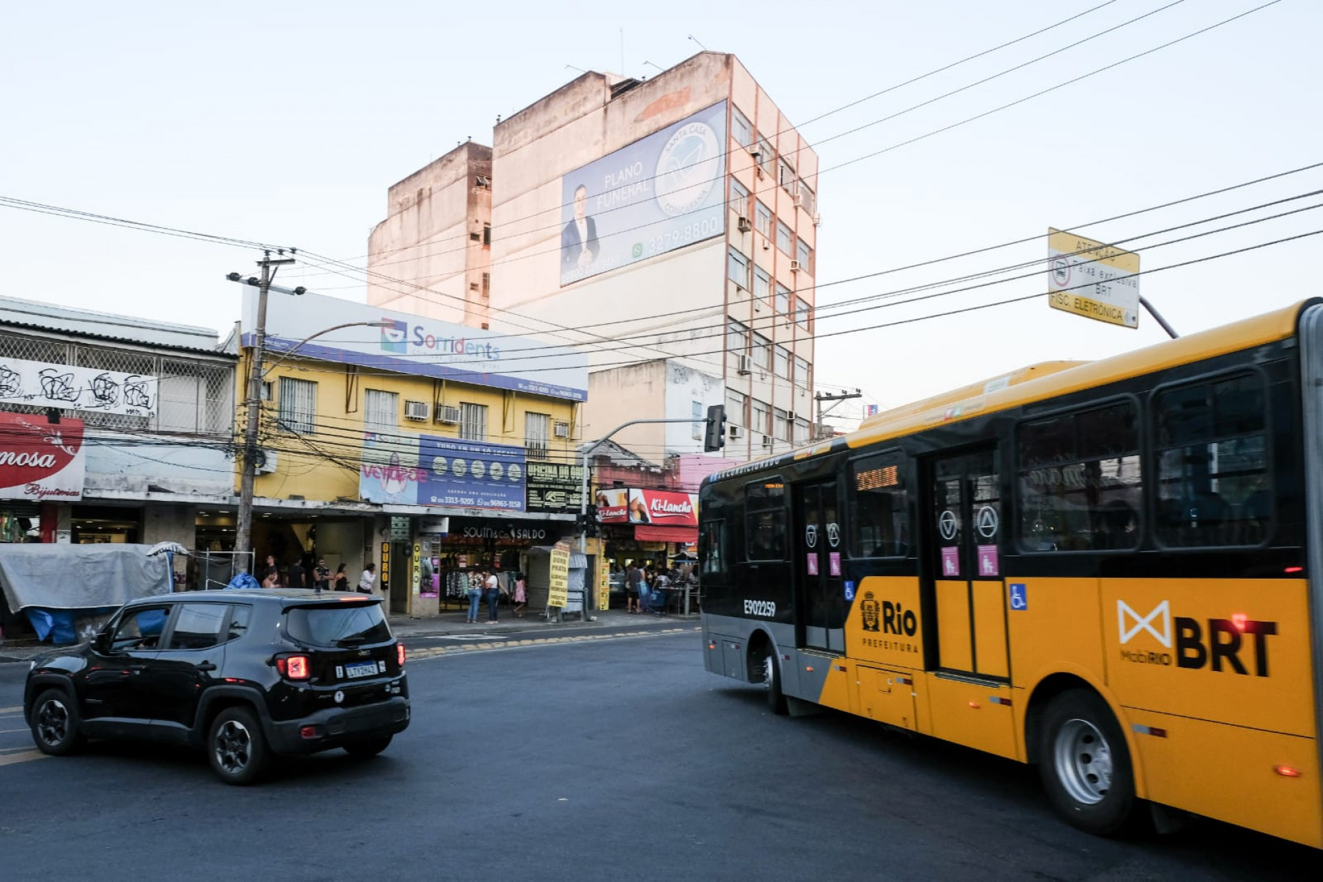 Movimentação dos BRTs e em lojas da Rua Felipe Cardoso, em Santa Cruz, ficou normal nesta tarde - Pedro Teixeira / Agência O Dia