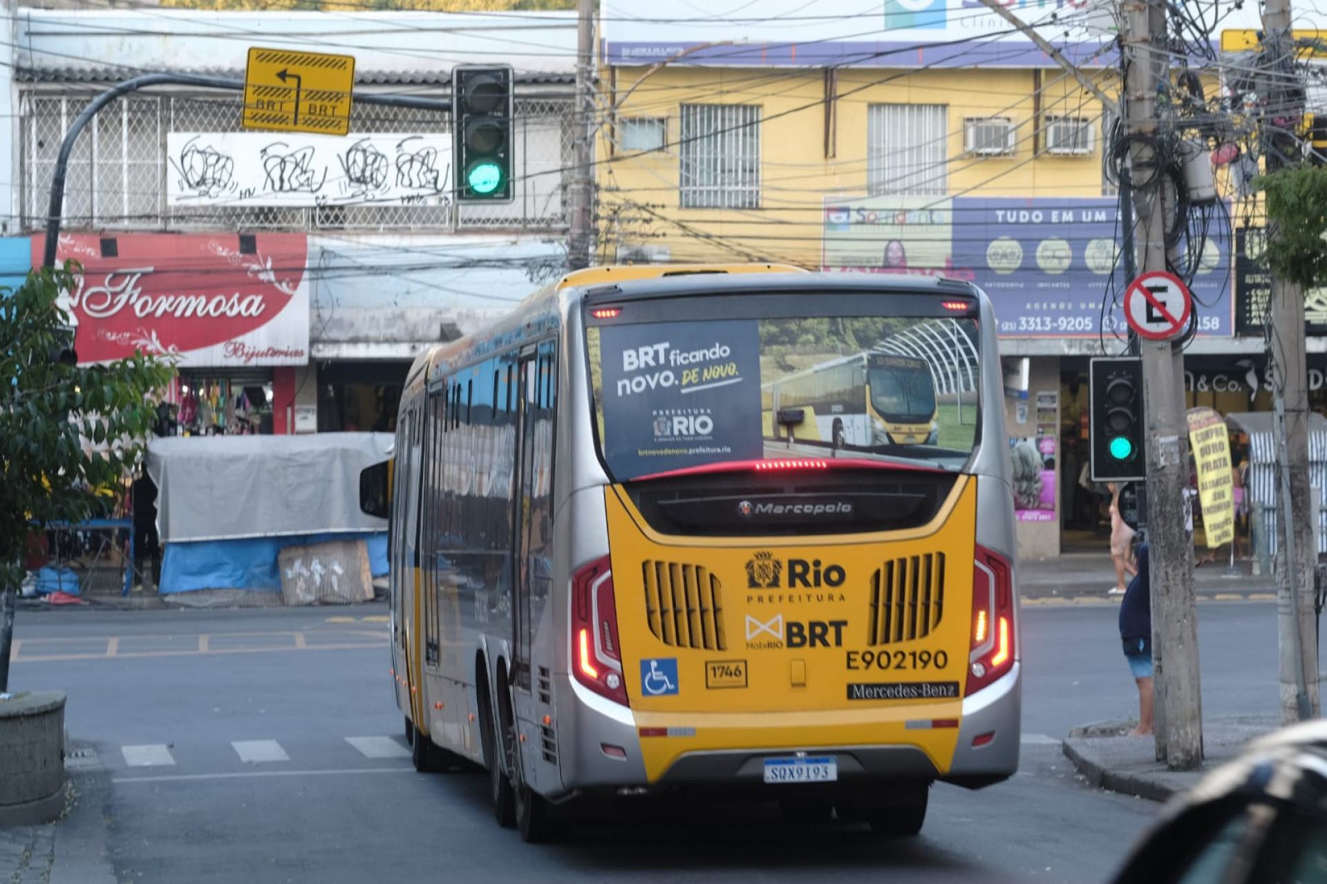 Movimentação dos BRTs e em lojas da Rua Felipe Cardoso, em Santa Cruz, ficou normal nesta tarde - Pedro Teixeira / Agência O Dia