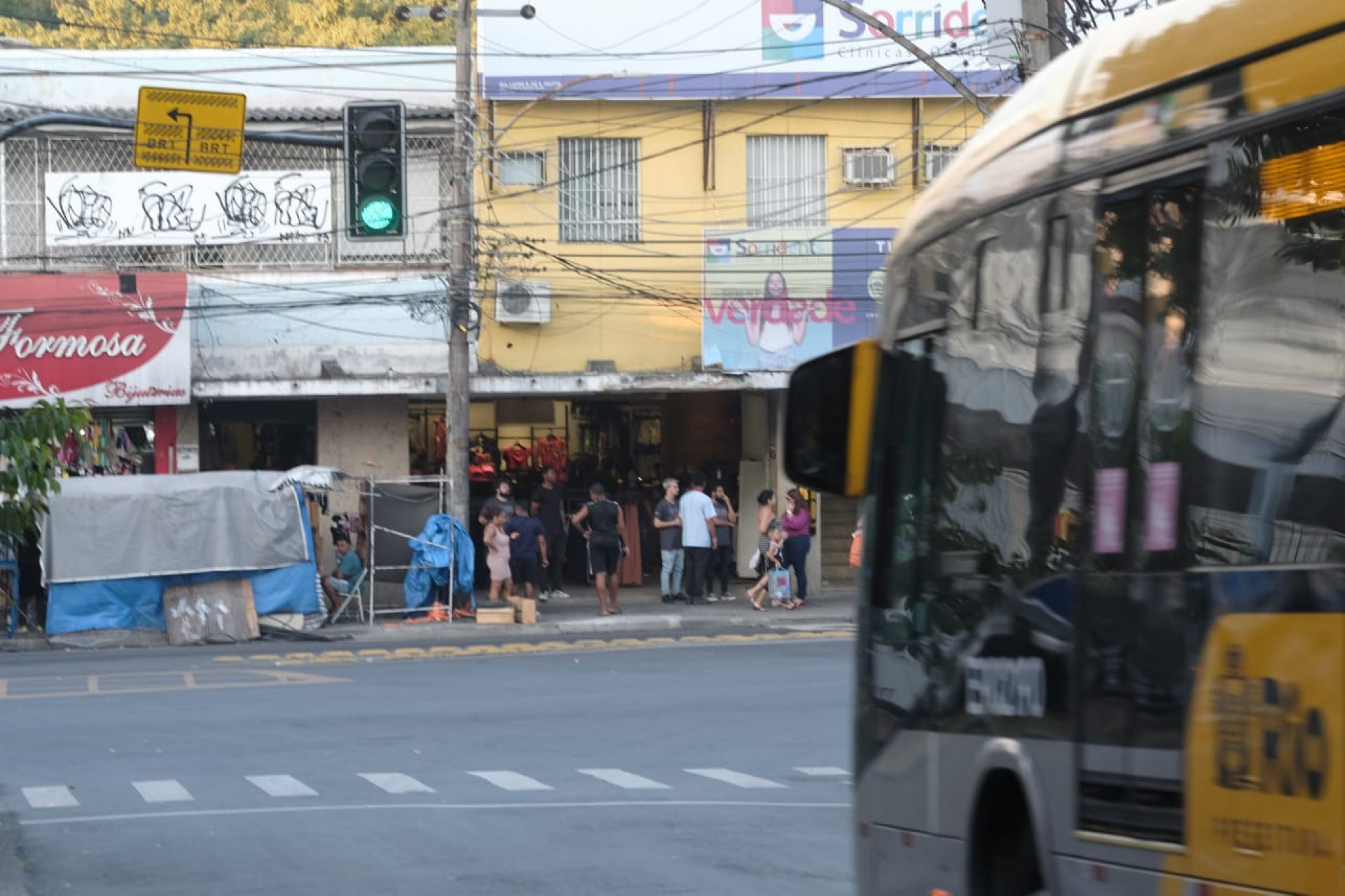 Movimentação dos BRTs e em lojas da Rua Felipe Cardoso, em Santa Cruz, ficou normal nesta tarde - Pedro Teixeira / Agência O Dia