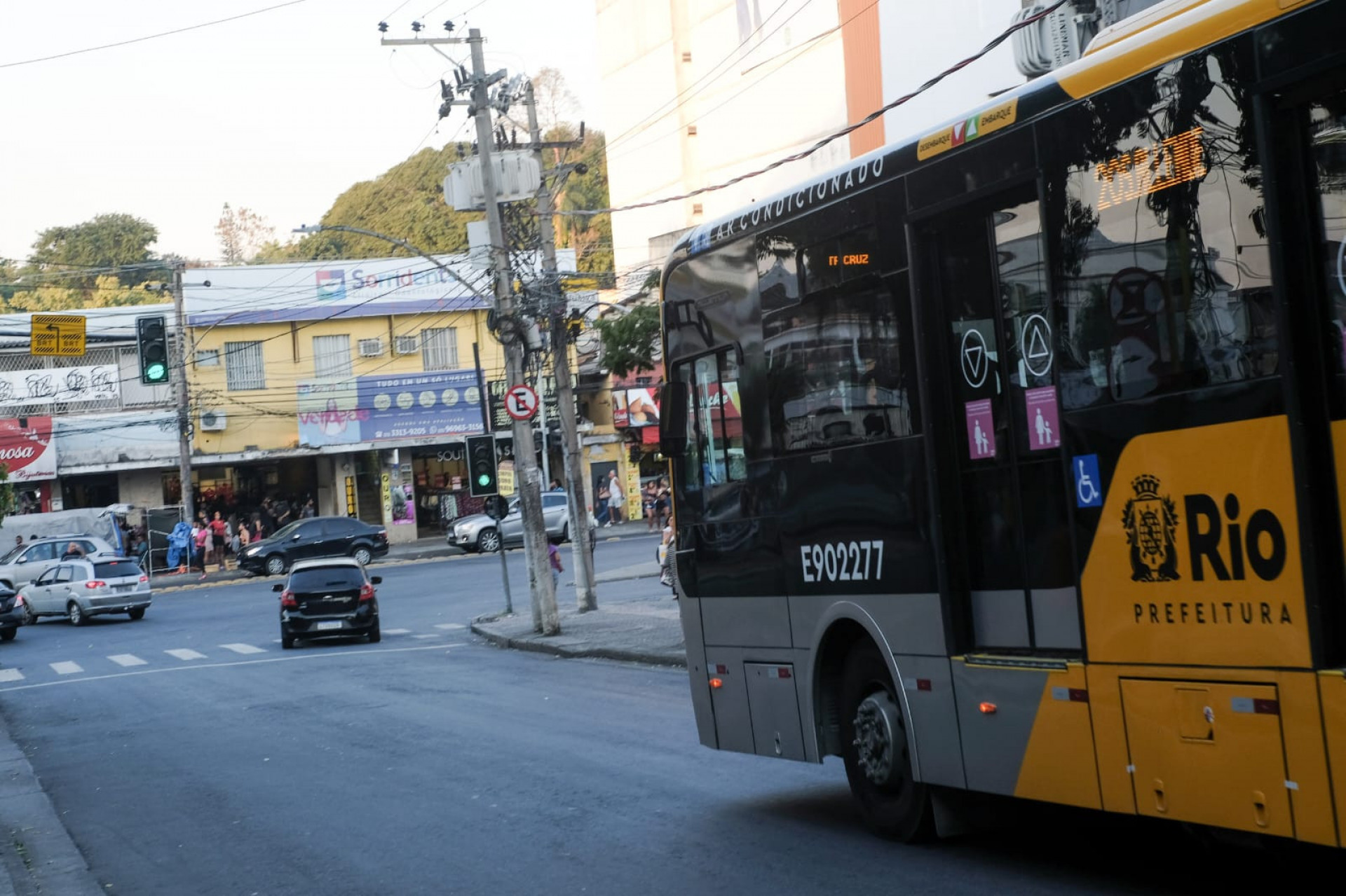 Movimentação dos BRTs e em lojas da Rua Felipe Cardoso, em Santa Cruz, ficou normal nesta tarde - Pedro Teixeira / Agência O Dia
