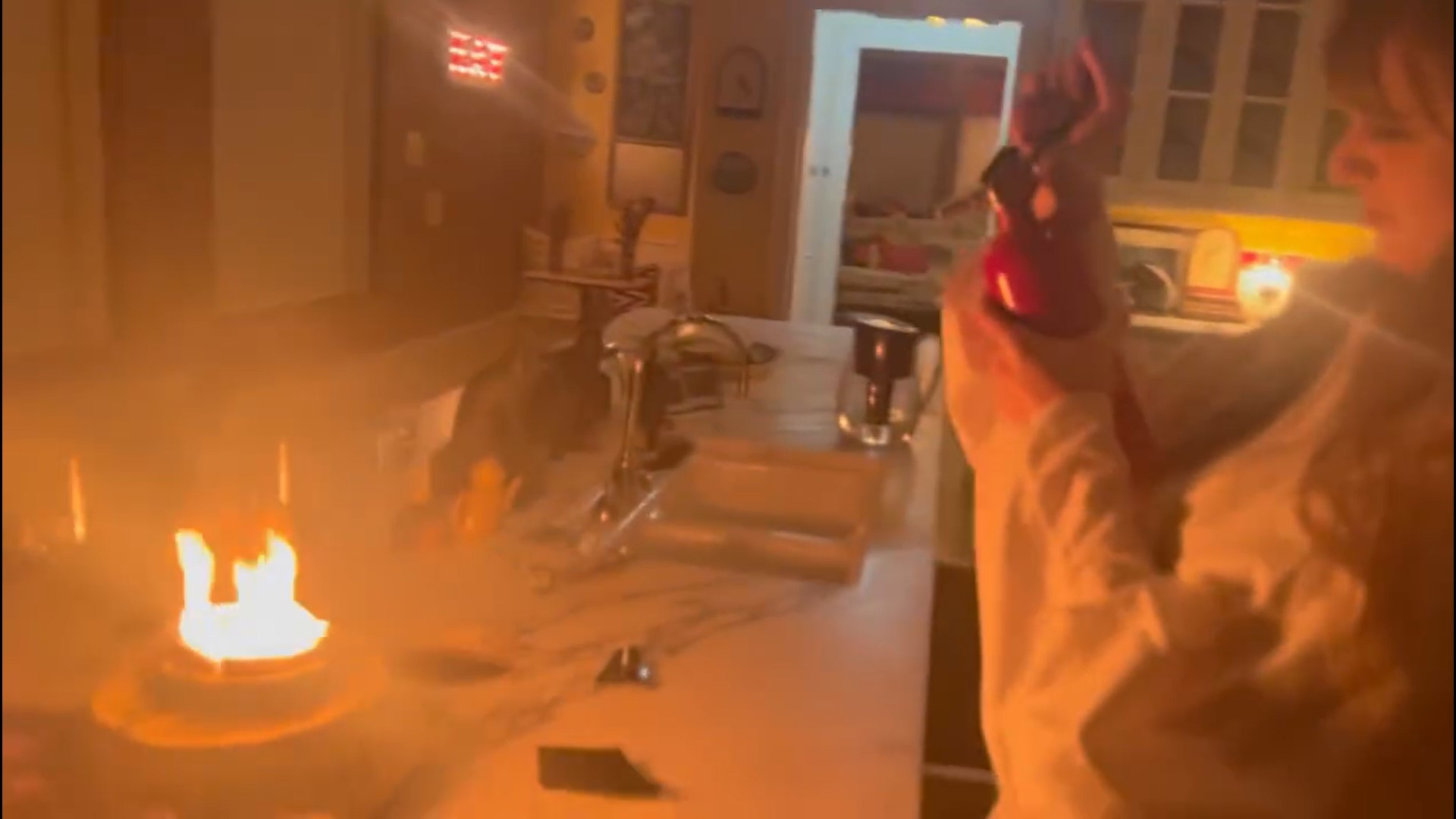 Taylor Swift se desespera ao não conseguir usar extintor de incêndio - Reprodução / Instagram