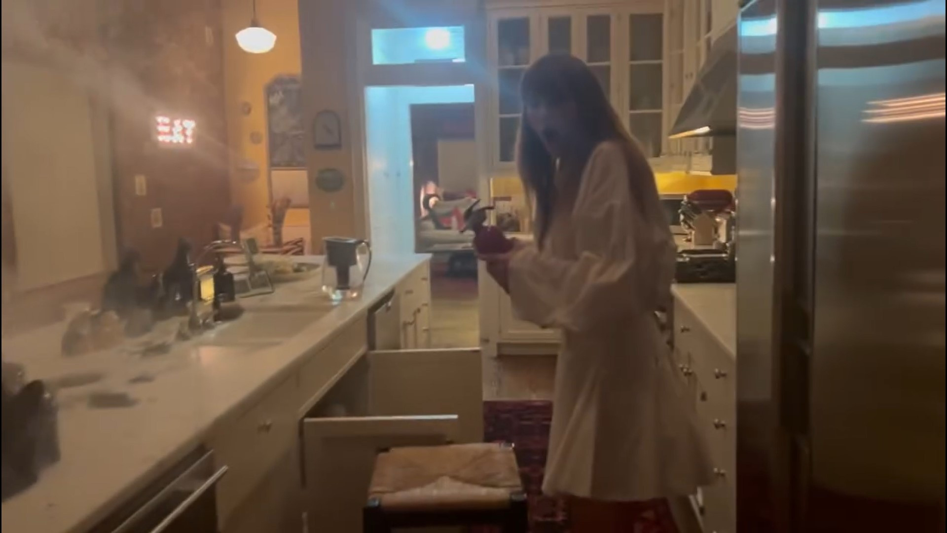 Taylor Swift se desespera ao não conseguir usar extintor de incêndio - Reprodução / Instagram