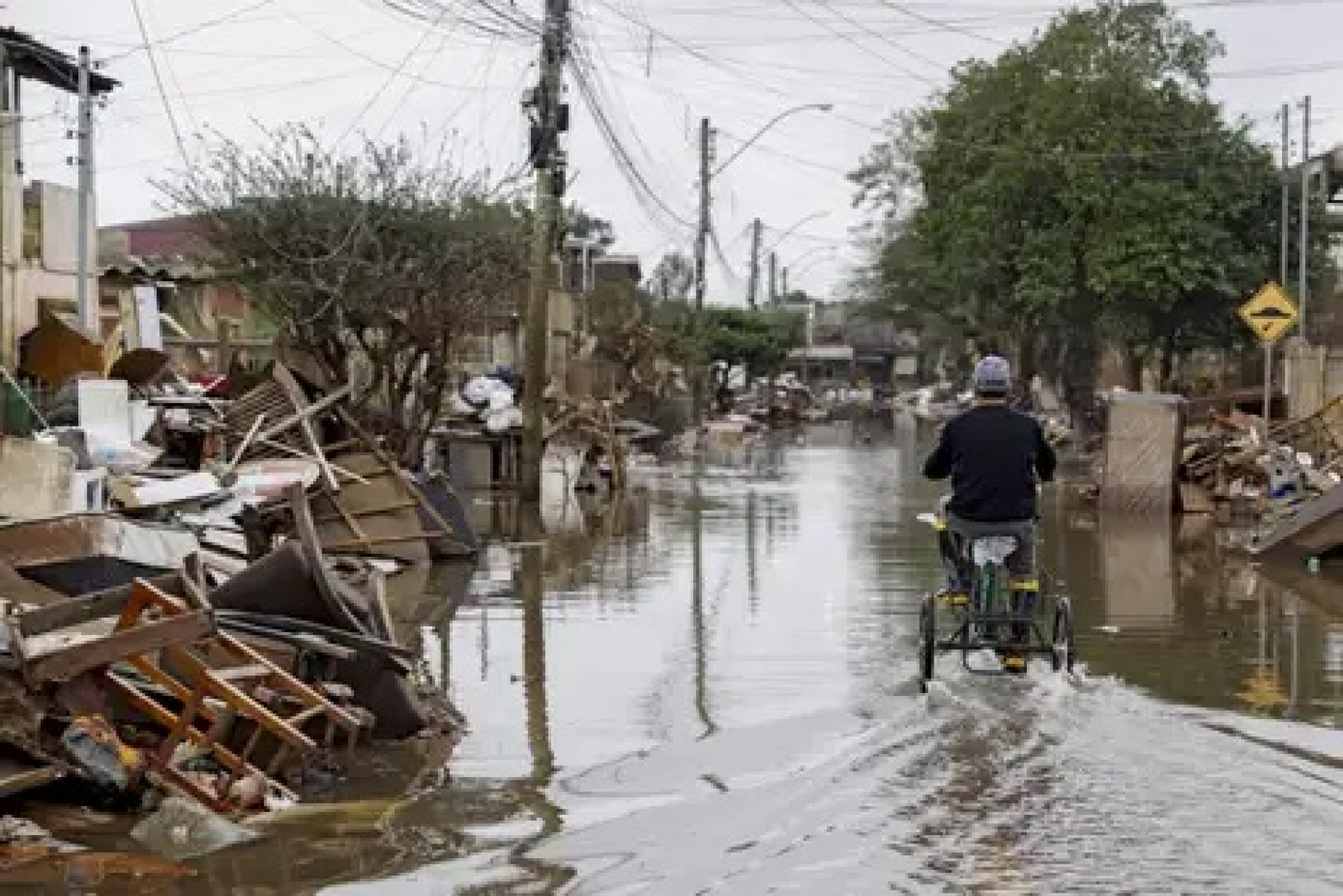 Rua alagada pela enchente no município de Eldorado do Sul - Bruno Peres/Agência Brasil