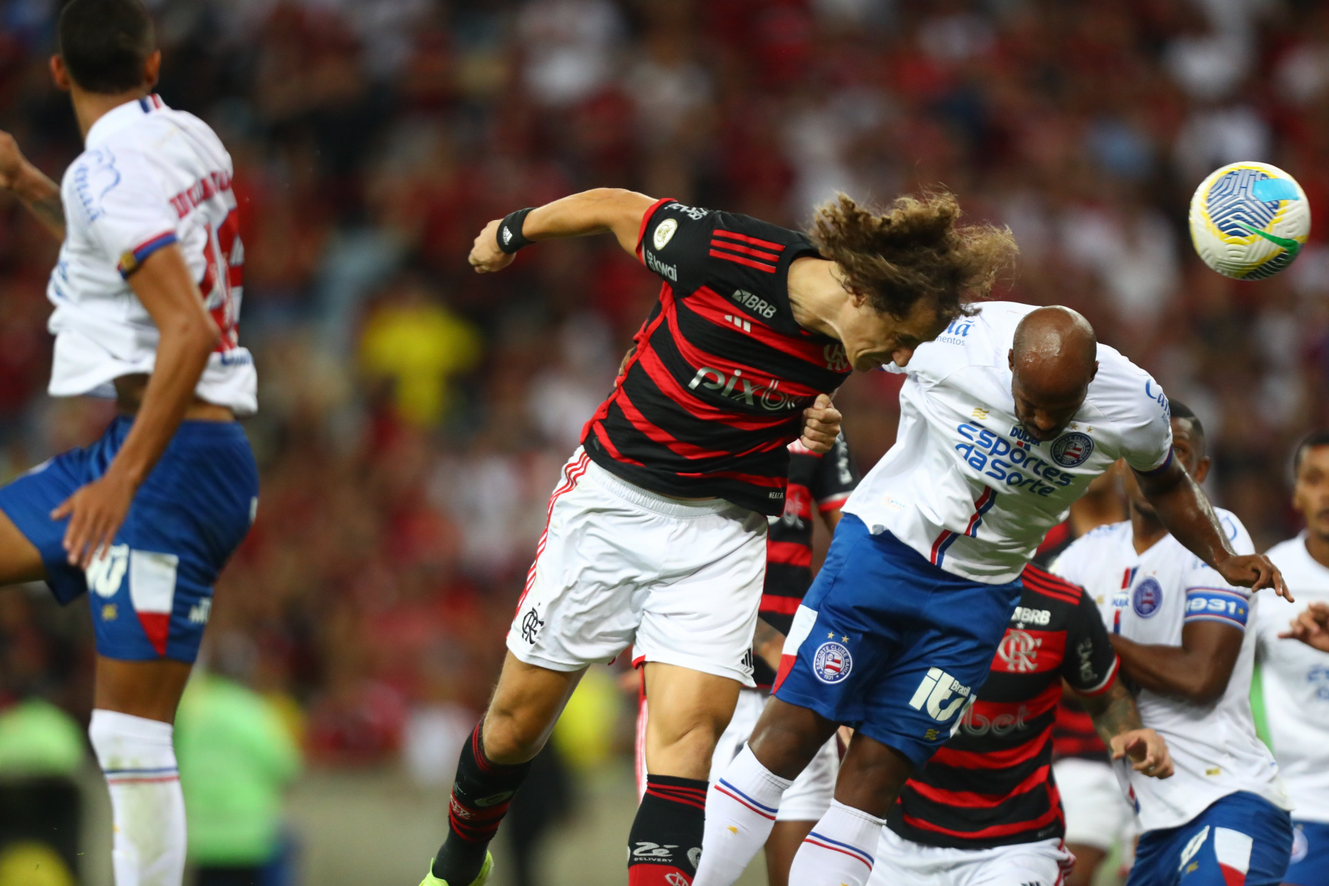 Momento em que David Luiz marca o gol da vitória do Flamengo - Gilvan de Souza/CRF