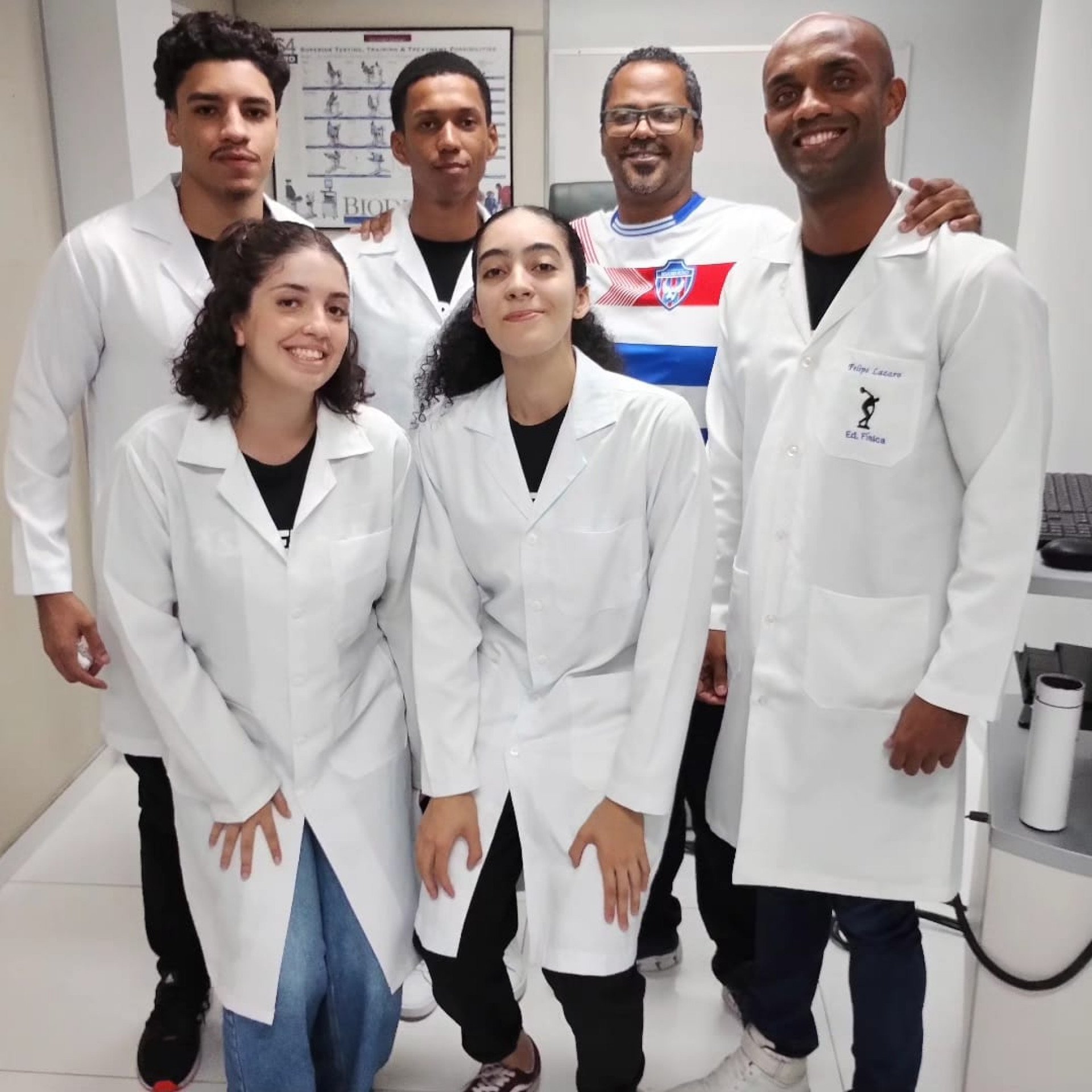 Fisioterapeuta do Belford Roxo com a equipe de Jovens Cientistas da SAFERJ - Divulgação
