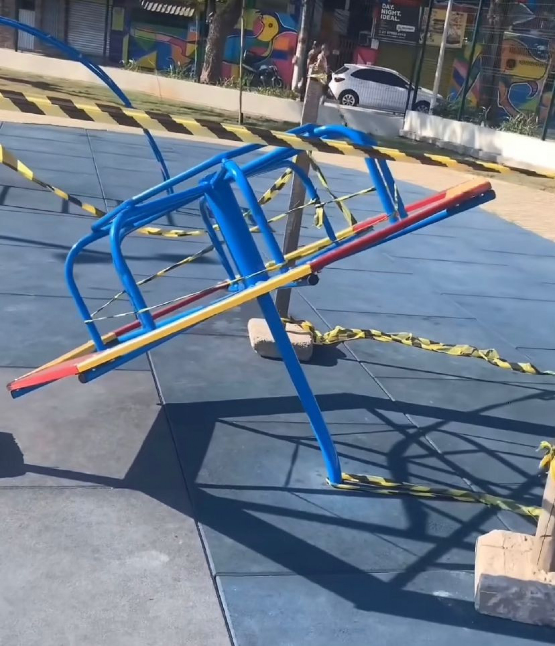 Carrossel quebrou e precisou ser retirado por funcionários da prefeitura - Reprodução / Redes sociais