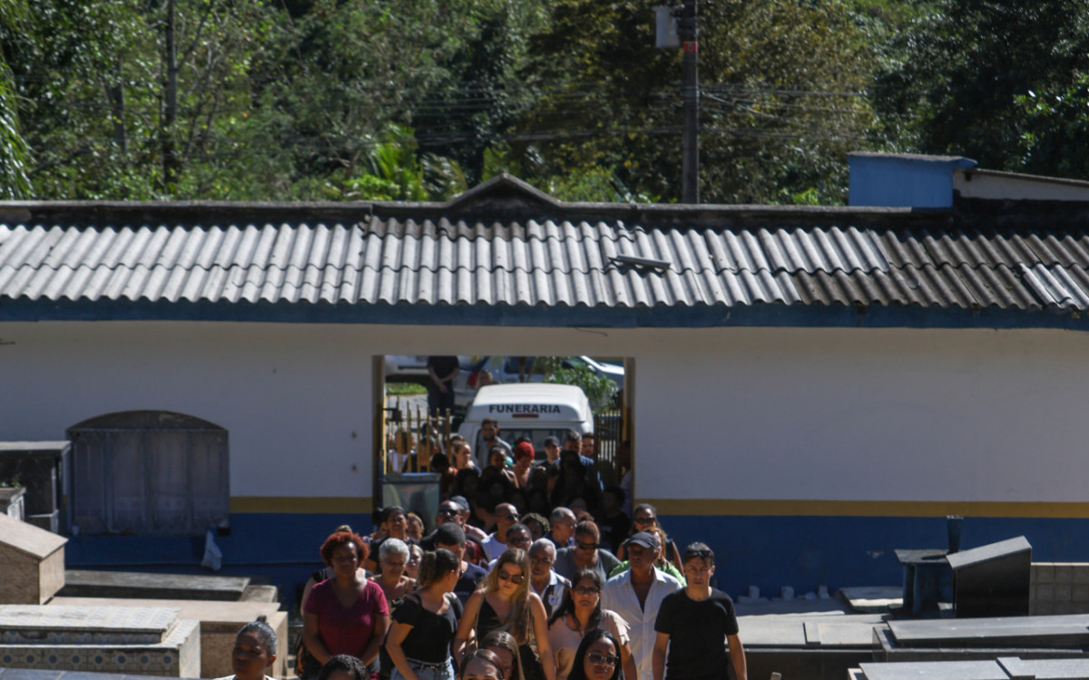 Enterro de Quetilene Soares no Cemitério de Raiz da Serra, em Magé