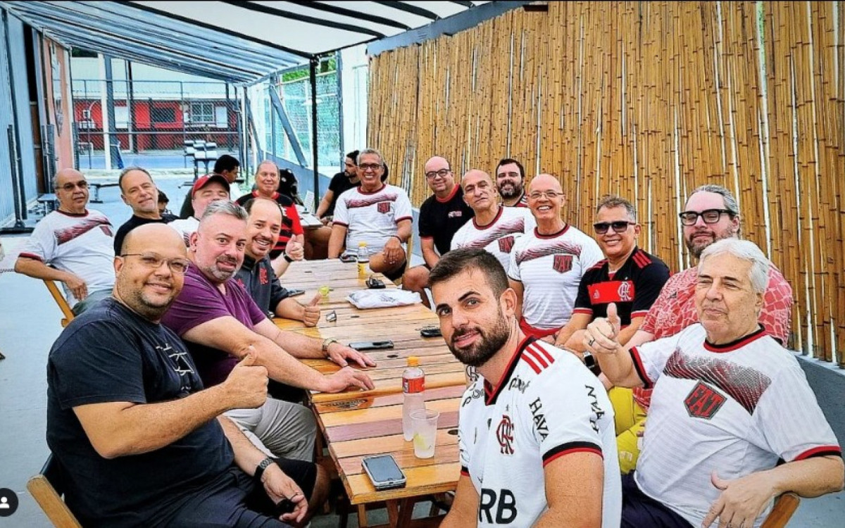 Reunião do Grupo Flamengo Acima de Tudo na quadra de Beach Tênis.