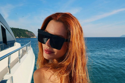 Giovanna Lancellotti posa de biquíni durante passeio de iate com seus cachorros