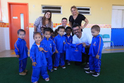 Alunos das escolas municipais de Niterói recebem uniformes de frio