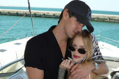 Luísa Sonza curte passeio de barco em Lisboa com o namorado