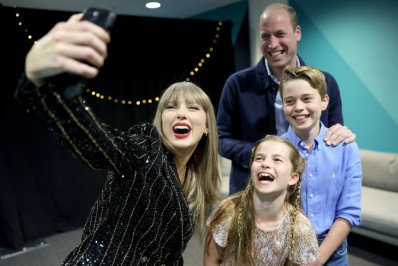 Taylor Swift publica selfie ao lado de príncipe William e os filhos