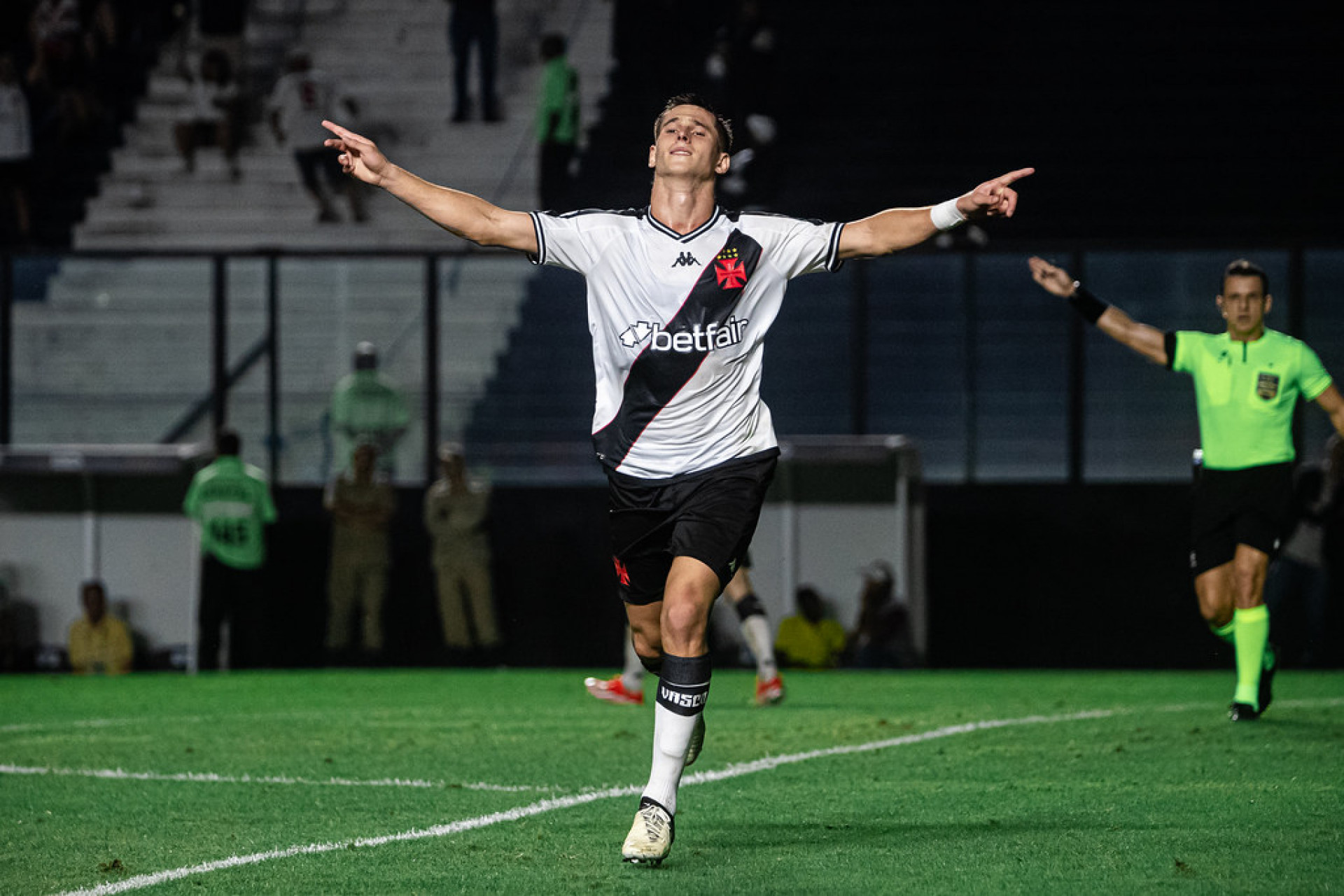 Guilherme Estrella marcou em seu primeiro jogo como profissional - Leandro Amorim / Vasco