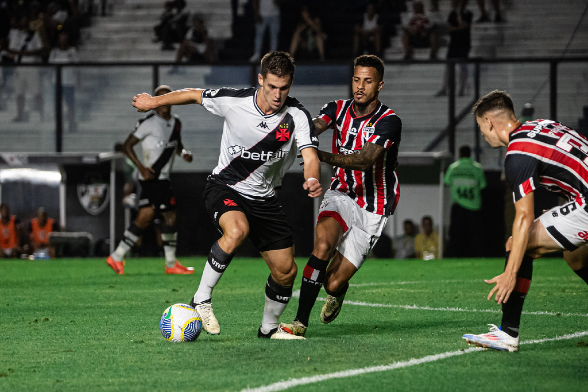 Vasco venceu o São Paulo e deixou a zona de rebaixamento - Leandro Amorim / Vasco