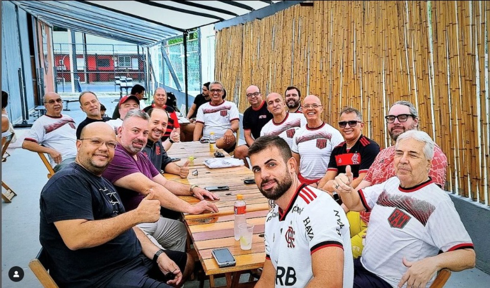 Reunião do Grupo Flamengo Acima de Tudo na quadra de Beach Tênis. - Instagram FAT