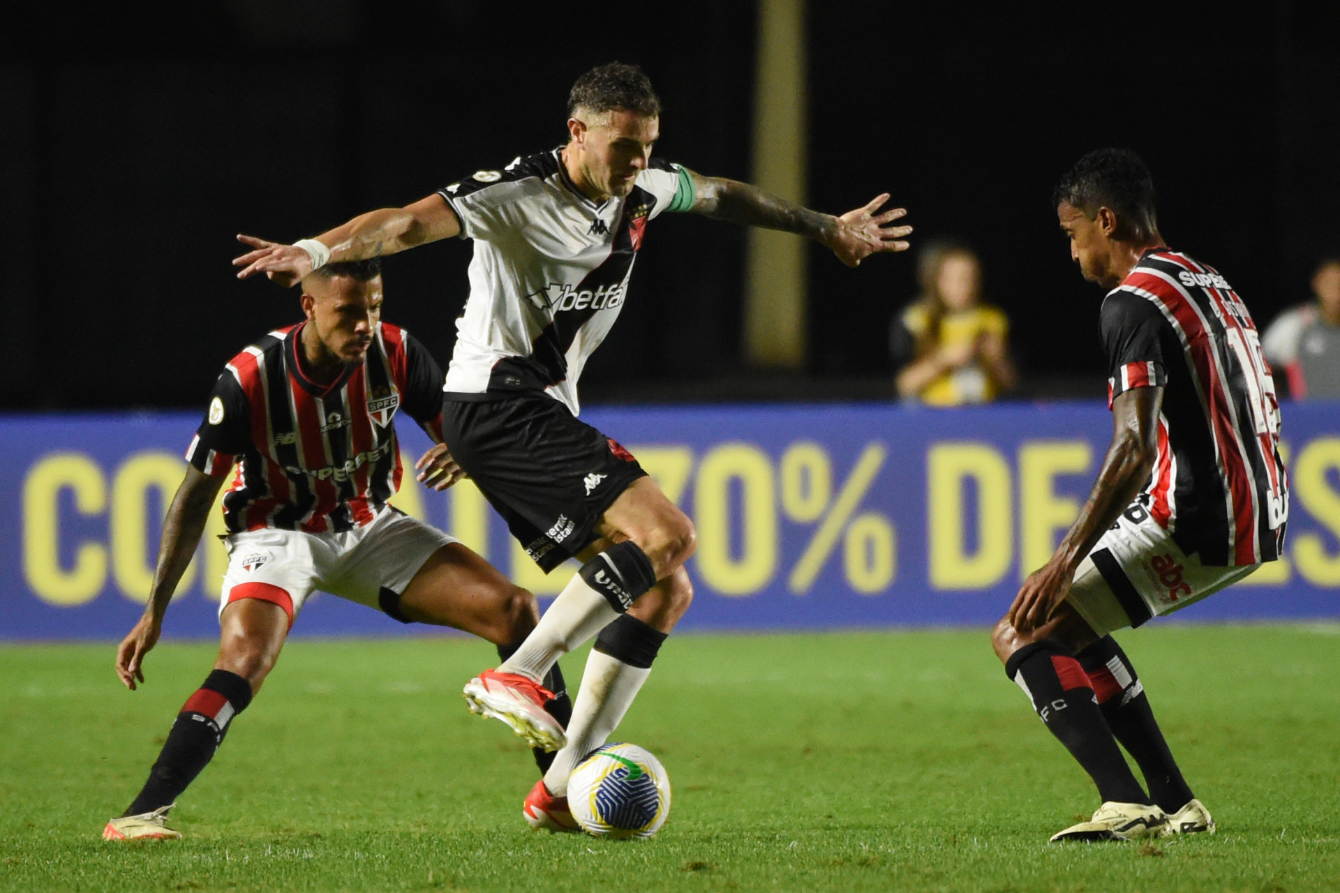 RIO DE JANEIRO (RJ), 22/06/2024 - ESPORTE / VASCO  X SAO PAULO - Vegetti em lance da partida entre Vasco x Sao Paulo, pela decima primeira rodada do Campeonato Brasileiro de Futebol (Serie A), realizada no estadio de Sao Januario, neste sabado (22). - PETER ILICCIEV/ENQUADRAR/ESTADÃO CONTEÚDO
