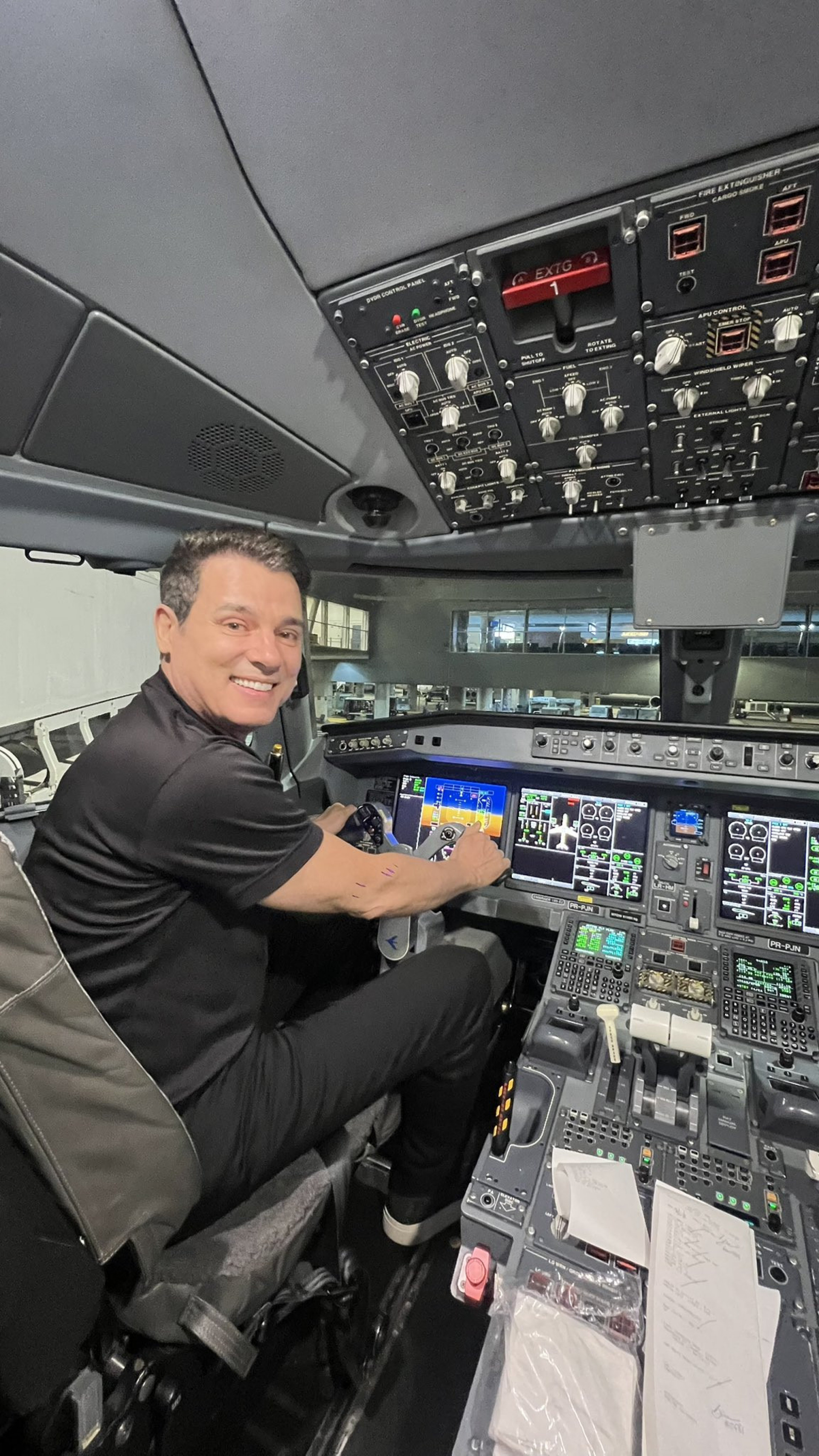 Celso Portiolli posta foto 'pilotando' avião 
 - Reprodução / X