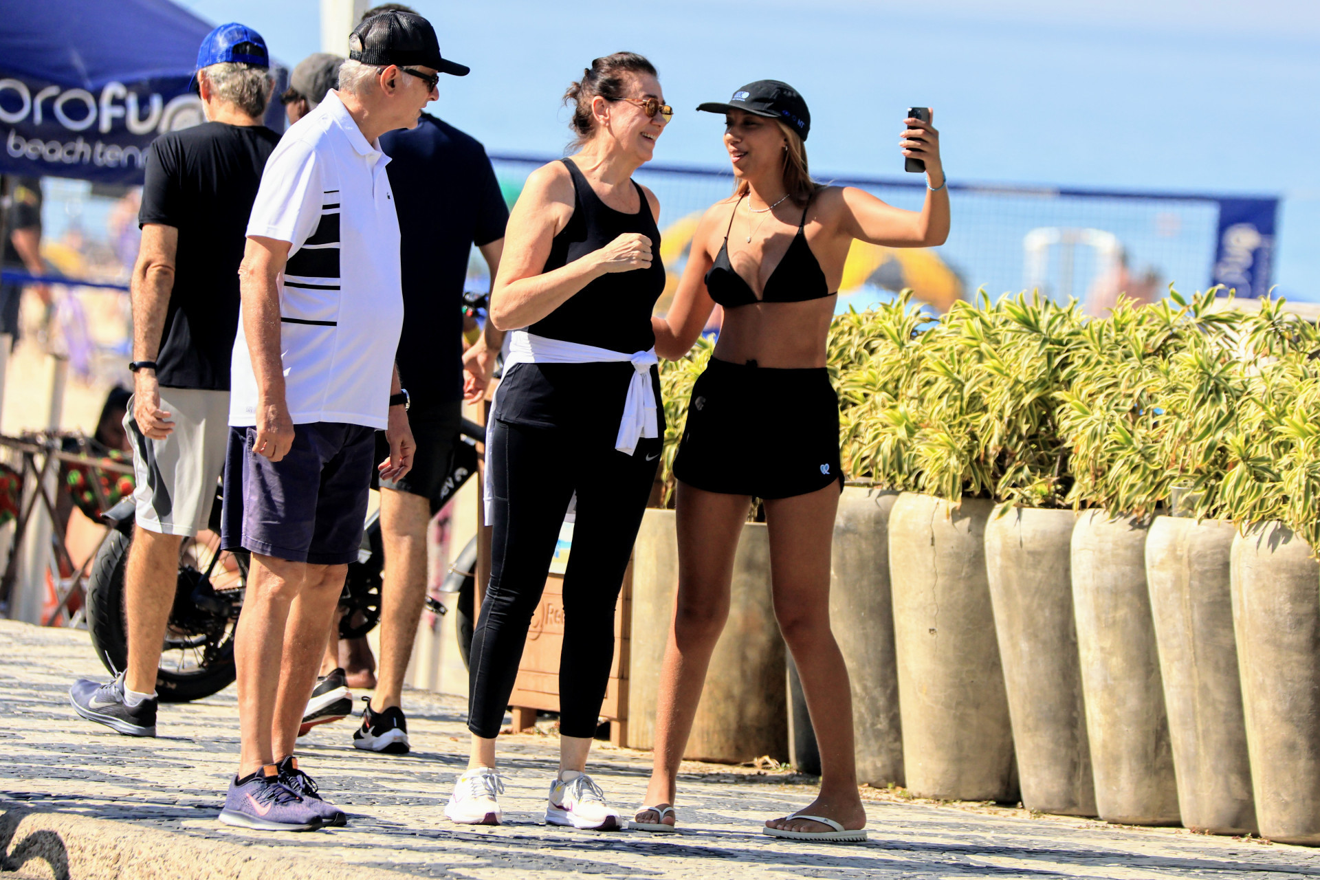 Lilia Cabral e o marido se exercitam na Zona Sul do Rio - Dan Delmiro/ Agnews