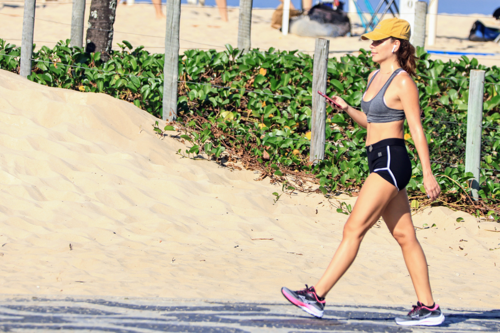 Mariana Goldfarb se exercita na Zona Sul do Rio - Dan Delmiro/ Agnews