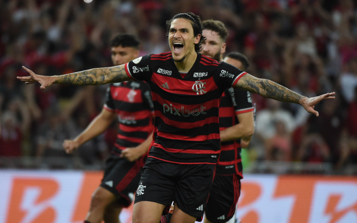 RIO DE JANEIRO (RJ), 23/06/2024 - ESPORTE / FLUMINENSE X FLAMENGO - Comemoracao de Pedro, autor do primeiro gol rubro negro na partida entre Fluminense x Flamengo, pela decima primeira rodada do Campeonato Brasileiro de Futebol (Serie A), realizada no estadio Jornalista Mario Filho, o Maracana, neste domingo (23).

RJ - BRASILEIRÃO/FLUMINENSE X FLAMENGO - ESPORTES
RJ - BRASILEIRÃO/FLUMINENSE X FLAMENGO - ESPORTES - Pedro, do Flamengo, comemora o seu gol na partida entre Fluminense e Flamengo válida pela 11ª rodada do Campeonato Brasileiro 2024, realizada no Estádio do Maracanã, no Rio de Janeiro, na tarde deste domingo (23). O Flamengo venceu por 1 a 0.
 
Foto: ALEXANDRE BRUM/ENQUADRAR/ESTADÃO CONTEÚDO
ENQ20240623059 - 23/06/2024 - 18:06