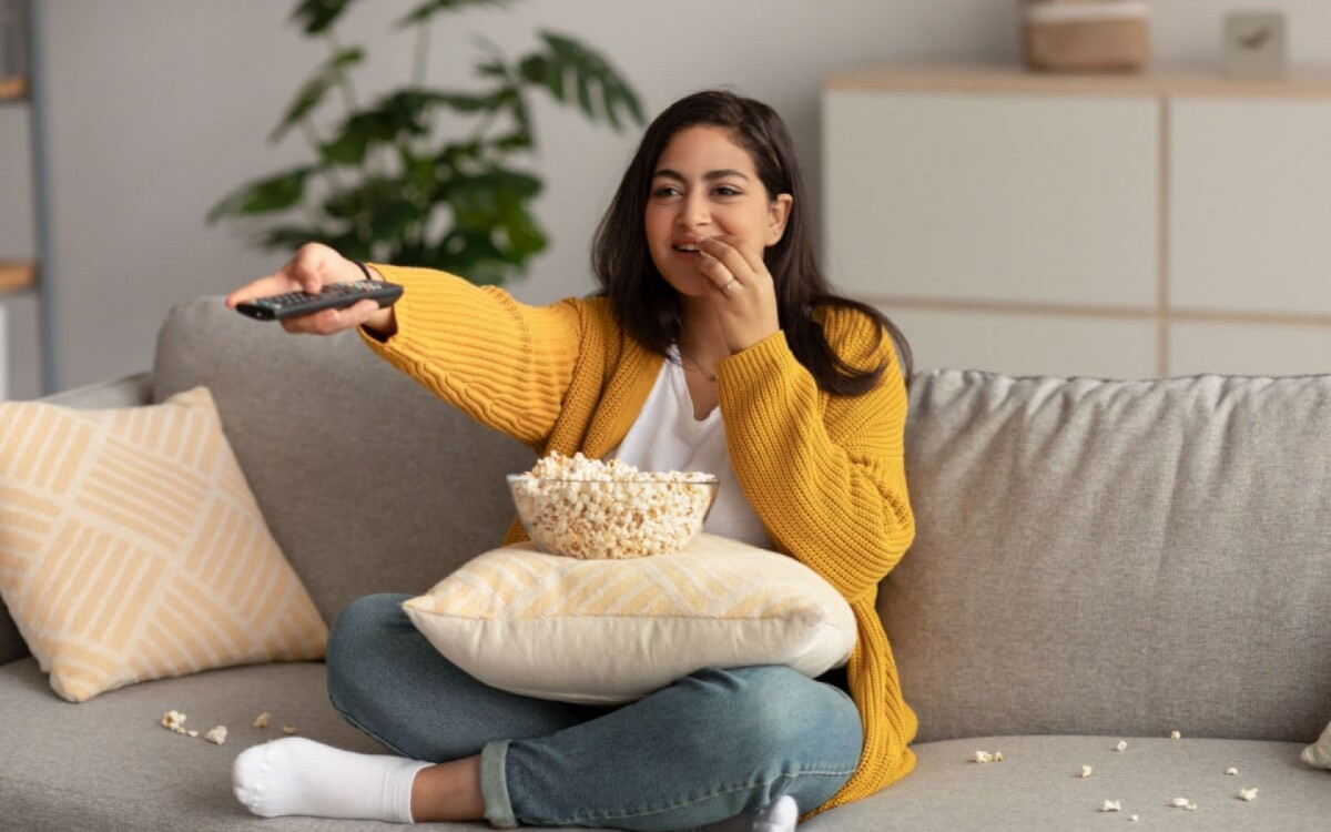 As f&eacute;rias podem ser aproveitadas para assistir a filmes educativos (Imagem: Prostock-studio | Shutterstock)