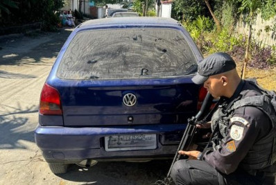 PM recupera carro roubado no Parque São Vicente em Belford Roxo