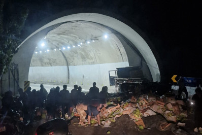 Acidente envolvendo caminhão que levava bananas interdita parcialmente a descida da Serra de Petrópolis