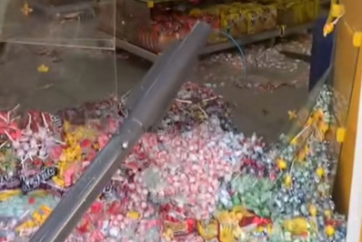 Carro bate em poste, em loja e deixa homem ferido em Vila Isabel