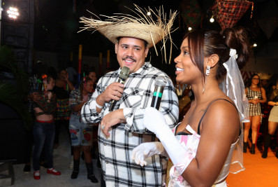 Lucas Buda e Rebecca 'se casam' em arraiá promovido por Romário