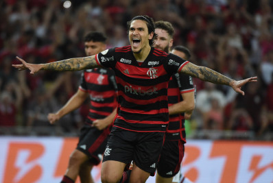 Flamengo vence Fluminense, se isola na liderança e afunda rival na lanterna