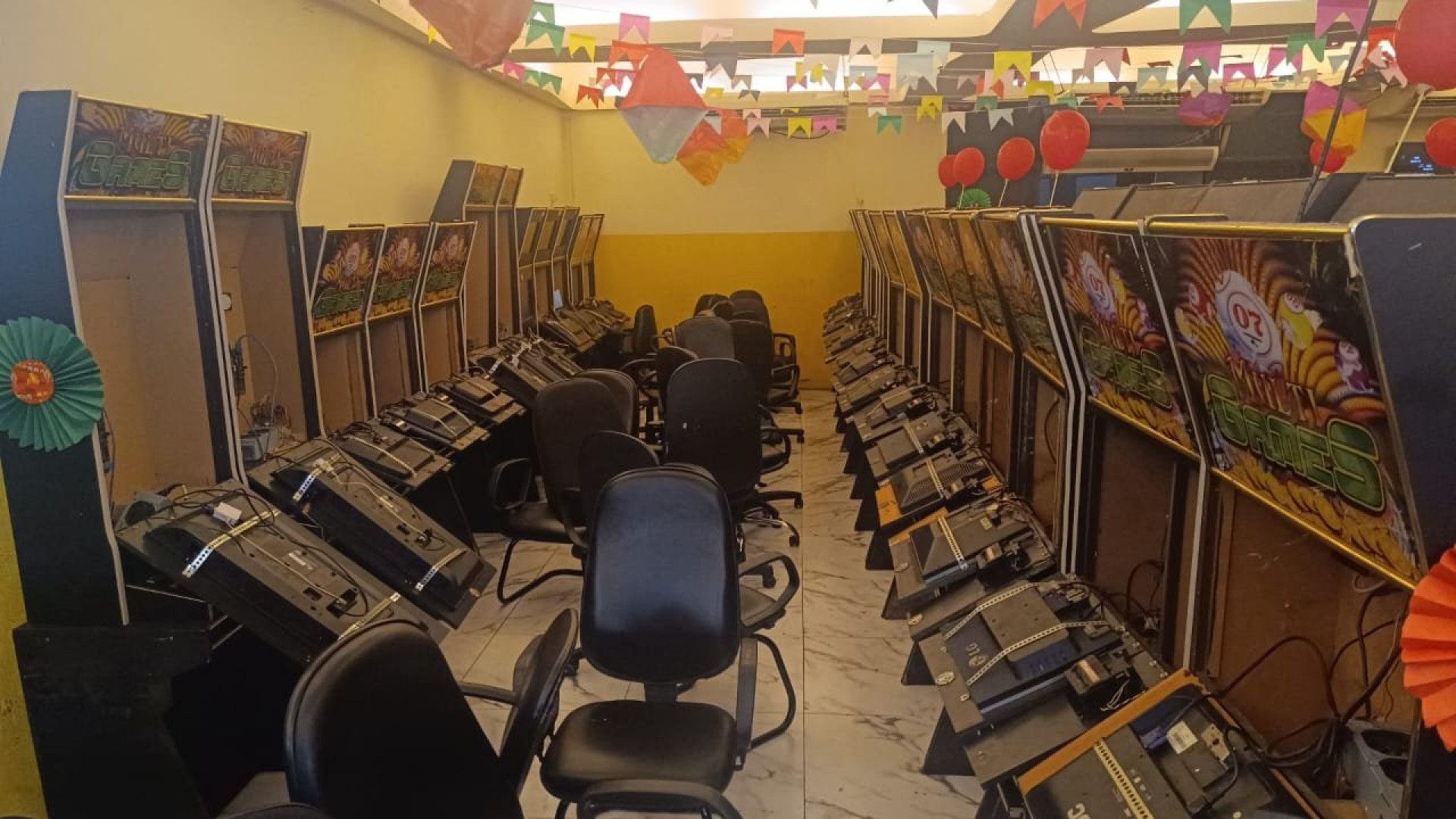 Mias de 113 pessoas foram encontradas no local - Reprodução