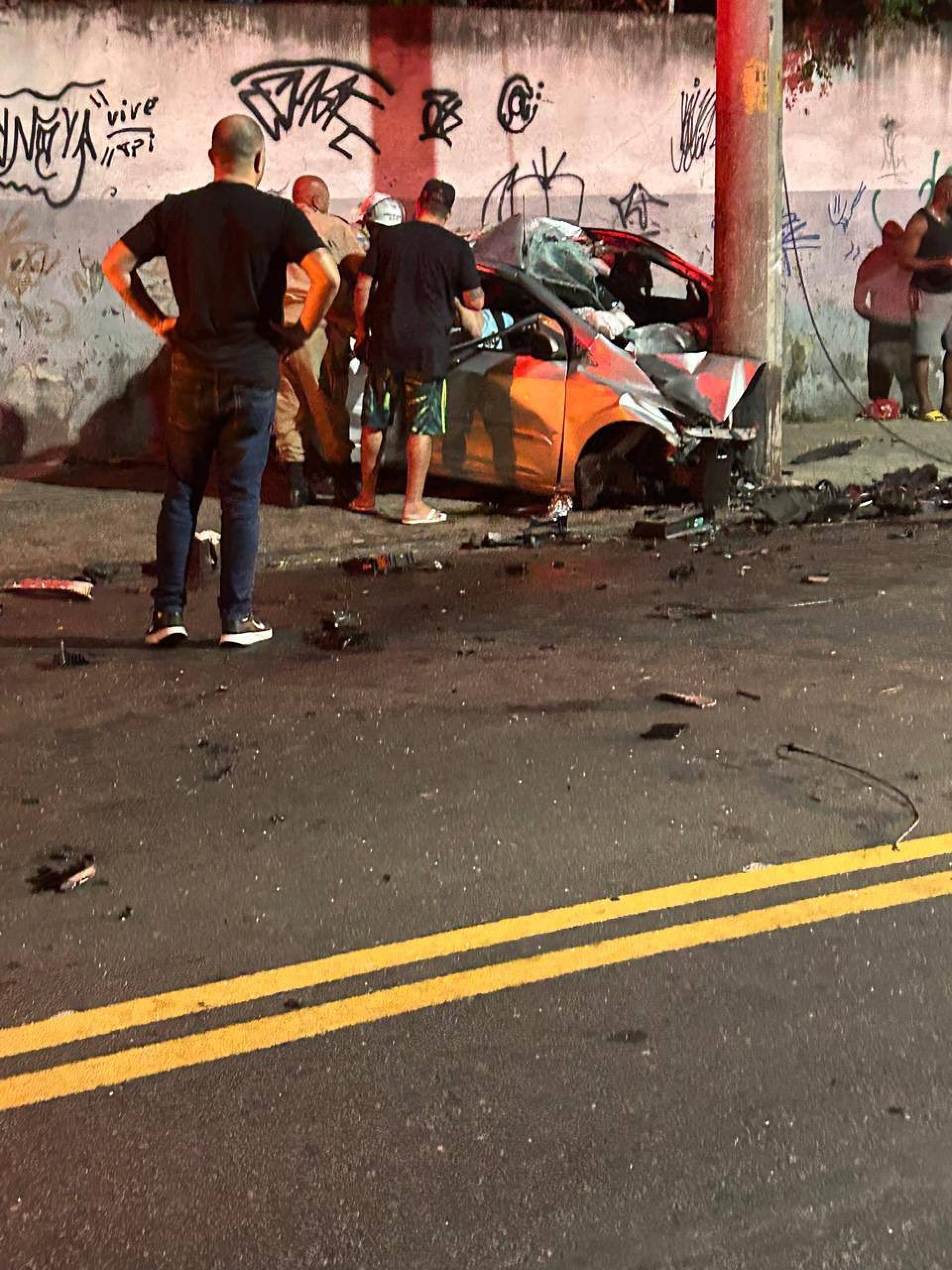 Grave acidente de carro com poste na Rua Lino Teixeira, no Jacaré, Zona Norte do Rio - Reprodução/Redes sociais