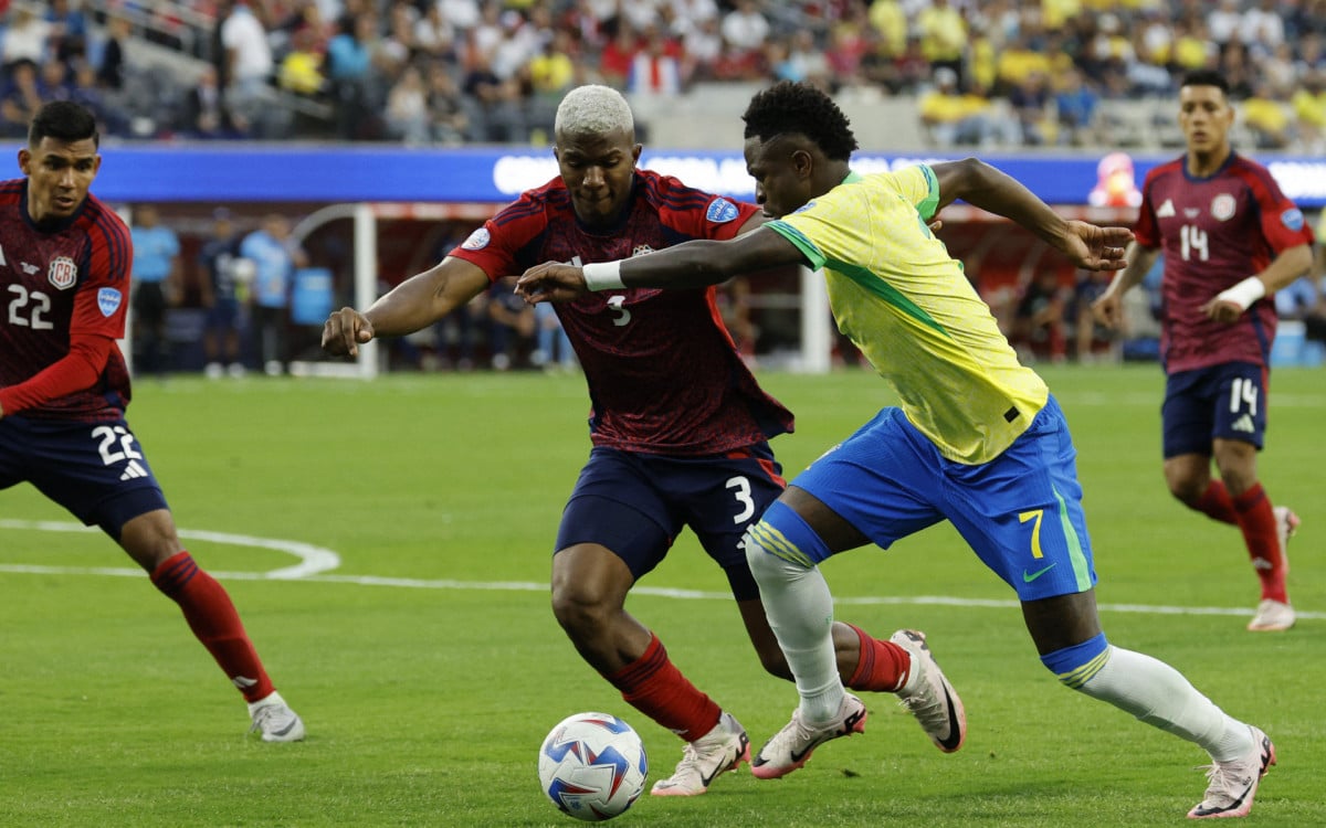 INGLEWOOD, CALIFORNIA - JUNE 24: Jeyland Mitchell of Costa Rica challenges for the ball with Vinicius Junior of Brazil during the CONMEBOL Copa America 2024 Group D match between Brazil and Costa Rica at SoFi Stadium on June 24, 2024 in Inglewood, California. Kevork Djansezian/Getty Images/AFP
 - Kevork Djansezian / AFP
