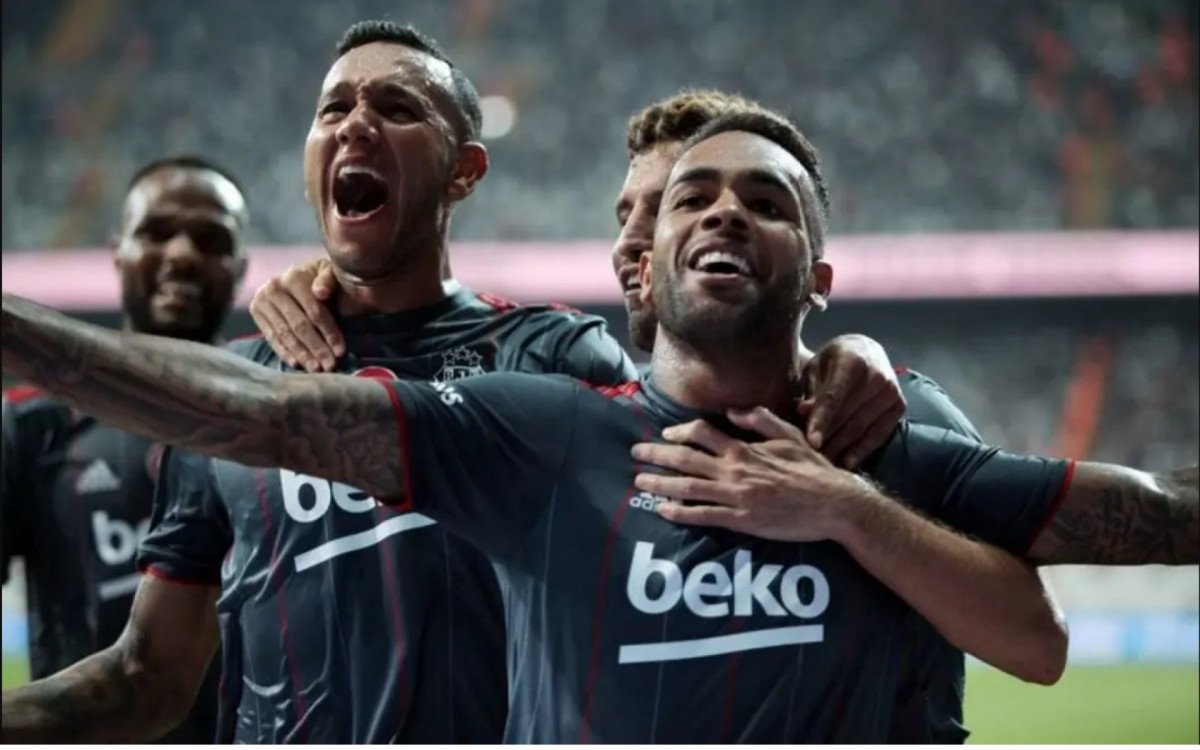 Companheiros no Vasco e no Besiktas, Souza e Alex Teixeira retornam ao Cruz-Maltino