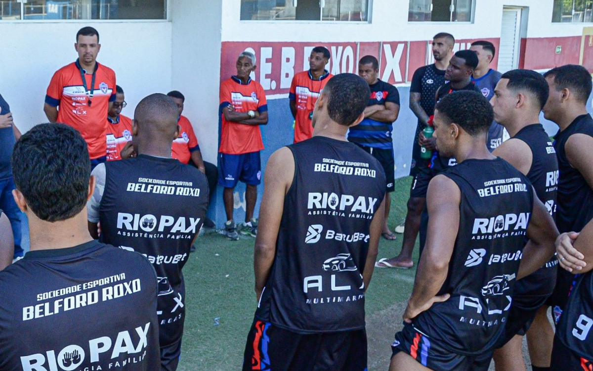 Técnico Jefter Percy, sendo apresentado aos jogadores e equipe técnica