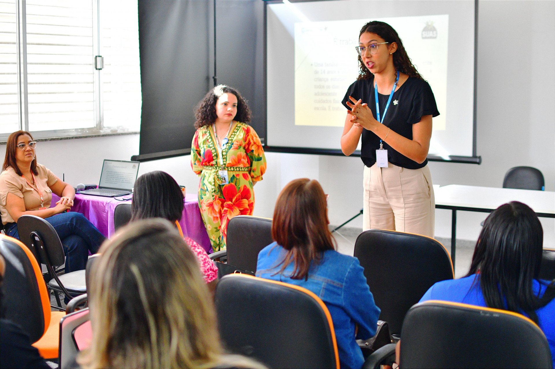 As palestrantes Letícia Diniz e Isis Maria Luz Rodrigues destacaram a importância das capacitações - Jeovani Campos / PMBR