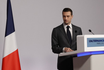 Líder da extrema-direita na França busca tranquilizar eleitores e promete medidas 'realistas'