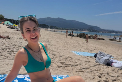 Klara Castanho posa sorridente em praia espanhola