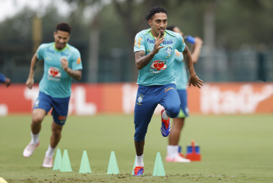 Com Al-Hilal interessado, Barcelona admite vender atacante da Seleção