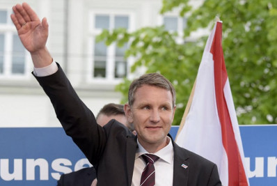 Político de extrema-direita é julgado novamente na Alemanha por usar símbolo nazista